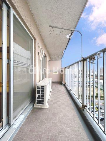 東大島ファミールハイツ1号棟のバルコニー|【バルコニー】幅もあって、奥行きもあるゆとりのバルコニー。洗濯物を干したり乾かしたりだけでなく、ただ出てみるだけでも気持ちいいですよ。