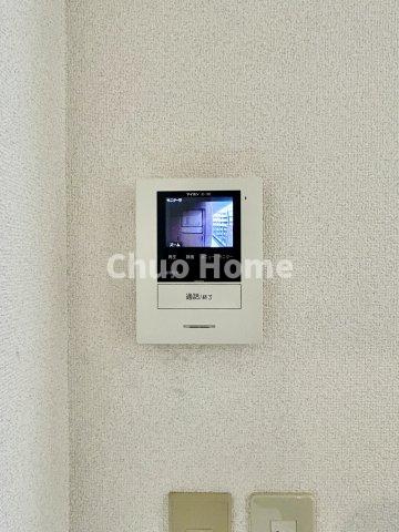 東大島ファミールハイツ1号棟のセキュリティ|【モニターホン】誰が来たかすぐにわかるカラーモニター付きインターホン。通話ボタンを押すまでは室内の音は漏れていませんので相手を確かめてから応対できます。