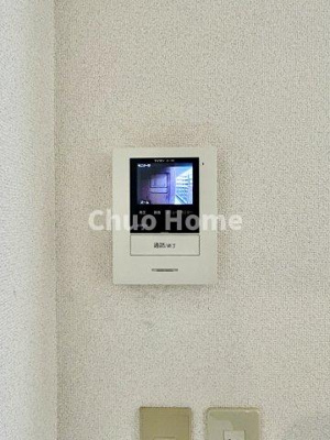 【セキュリティ】 | 東大島ファミールハイツ1号棟 | 【モニターホン】誰が来たかすぐにわかるカラーモニター付きインターホン。通話ボタンを押すまでは室内の音は漏れていませんので相手を確かめてから応対できます。