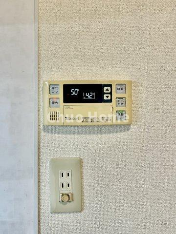 東大島ファミールハイツ1号棟の発電・温水設備|【給湯リモコン】外での一日を忘れさせてくれるオートバス機能でお好みの湯量・温度に調整された浴槽。