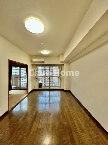 東大島ファミールハイツ1号棟の居間・リビング|【リビングダイニング】一日の中で多くの時間を過すことになるリビングダイニングだからこそ、いつも穏やかな空間であることが必然。爽やかな通風と採光を存分に感じる事が出来る空間です。