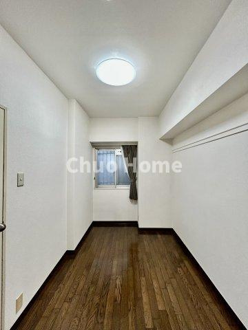 東大島ファミールハイツ1号棟の寝室|【寝室】心と体をゆったりと安らげる主寝室。寝室のゆとりが大きい分だけ、暮らしの安らぎは深まります。一日の疲れを癒すだけでなく、ご夫婦の親密な語らいを紡ぎ出します