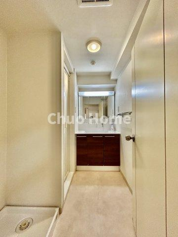 東大島ファミールハイツ1号棟の脱衣所|【洗面所】明るい洗面所は朝をすっきりさせてくれる空間です。バタバタしている忙しい朝でも収納が多い洗面台では短い時間で効率良く支度ができます。