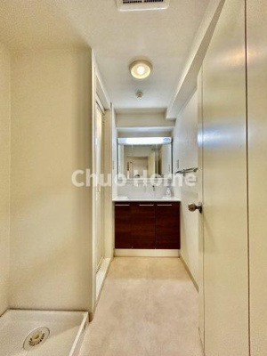 【脱衣所】 | 東大島ファミールハイツ1号棟 | 【洗面所】明るい洗面所は朝をすっきりさせてくれる空間です。バタバタしている忙しい朝でも収納が多い洗面台では短い時間で効率良く支度ができます。