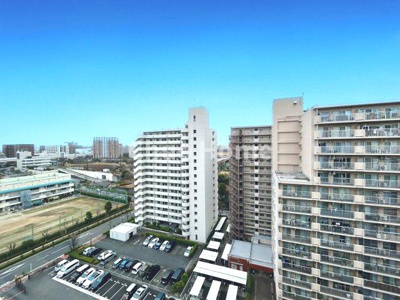 【展望】 | 東大島ファミールハイツ1号棟 | 手を伸ばせば、ふれることが出来そうな環境が、そのままインテリアになったような印象です。その豊かな眺望にふさわしい空間には、通風・採光にも優れ、心地よい光と風があふれています