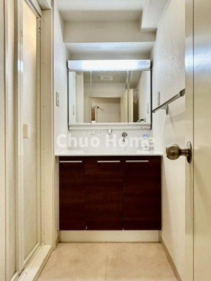 【独立洗面台】 | 東大島ファミールハイツ1号棟 | 【洗面化粧台】洗面化粧台には三面鏡を採用。身だしなみを整えやすい事はもちろんですが、鏡の後ろに収納スペースを設ける事により、散らかりやすい洗面スペースをすっきりさせる事が出来るのも嬉しいですね