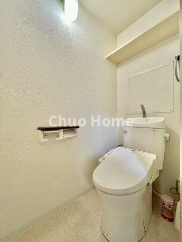 東大島ファミールハイツ1号棟のトイレ|【トイレ】 収納スペースをしっかりと確保した温水洗浄便座機能付きトイレ。温水洗浄便座は清潔にお使いいただくための大切なアイテムです。