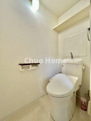 【トイレ】 | 東大島ファミールハイツ1号棟 | 【トイレ】 収納スペースをしっかりと確保した温水洗浄便座機能付きトイレ。温水洗浄便座は清潔にお使いいただくための大切なアイテムです。