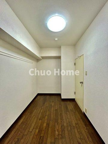 東大島ファミールハイツ1号棟の洋室|【洋室】快適に過ごす条件は、一人ひとり違います。だからこそ飾り過ぎないシンプルな内装と偏り過ぎないデザインで統一しております。居住していく中でオーナー様だけの【マイホーム】に創り上げて下さい