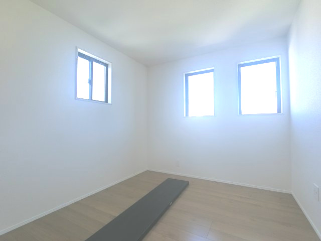 佐賀市本庄町大字本庄7期　1号棟の洋室|洋室②　2面から光が差し込むので部屋が明るい