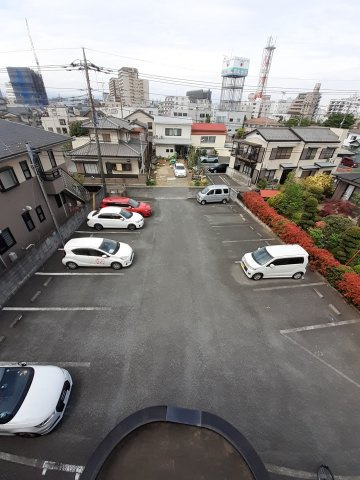 ナロージュの駐車場