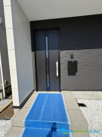 平塚市御殿2期　新築戸建　全5棟4号棟の玄関