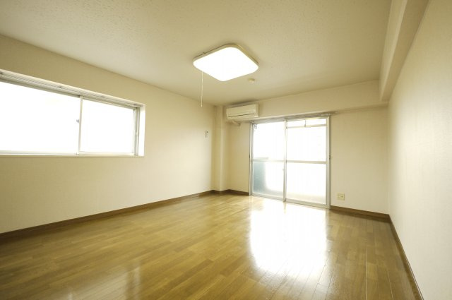 コープエスポワールⅠ棟の居間・リビング|※写真は別の部屋のものです。