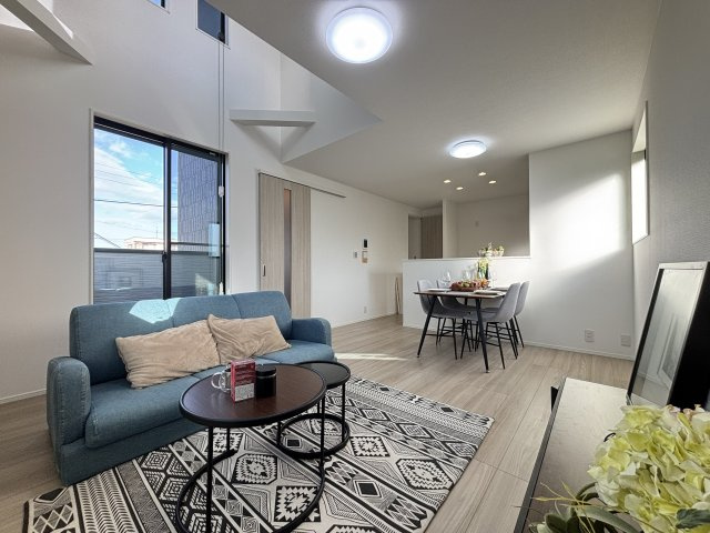 MELDIA昭和区折戸町304④｜名古屋市の戸建ならホームアップの居間・リビング|南から陽射しが入り明るいリビング