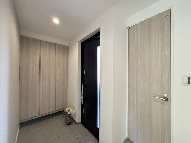 MELDIA昭和区折戸町304④｜名古屋市の戸建ならホームアップの玄関|収納力のあるシューズボックス