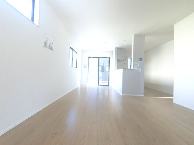 佐賀市本庄町大字本庄7期　2号棟の居間・リビング|17帖の広々空間で家族の憩いの場を提供