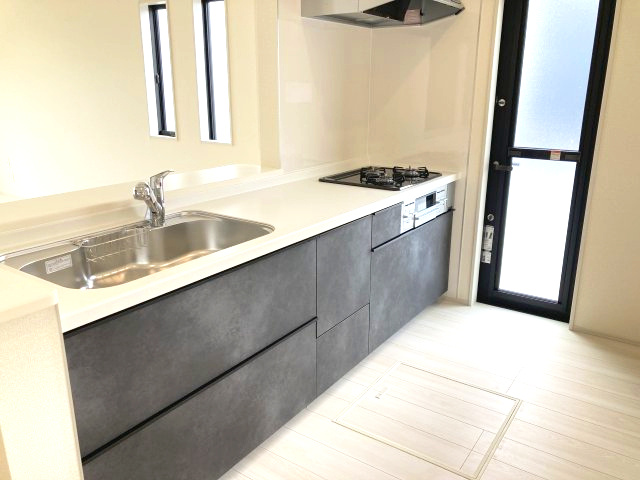 第2中之条町大字伊勢町　新築戸建　3号棟のキッチン|人気のカウンターキッチン採用です☆ゴミ出しに便利な勝手口付き！
コンロも３口ご用意しています！調理スペースも広くストレスなくお料理できます。
浄水器つきなので美味しいお水も飲めますよ♪