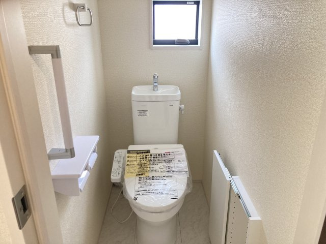 第2中之条町大字伊勢町　新築戸建　3号棟のトイレ|1階トイレです。清潔感のある白を基調としています。
温水洗浄・便座暖房機能の付いた快適なトイレです☆