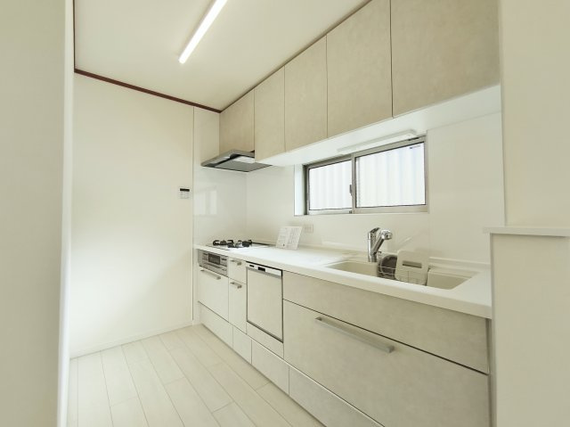 中野区江原町1丁目の間取り|2階リビング+水回りを配した生活しやすい間取り
生活に+αのゆとりを演出する2面ワイドバルコニーが魅力的です
新規リフォーム戸建につき快適に新生活のスタートができます