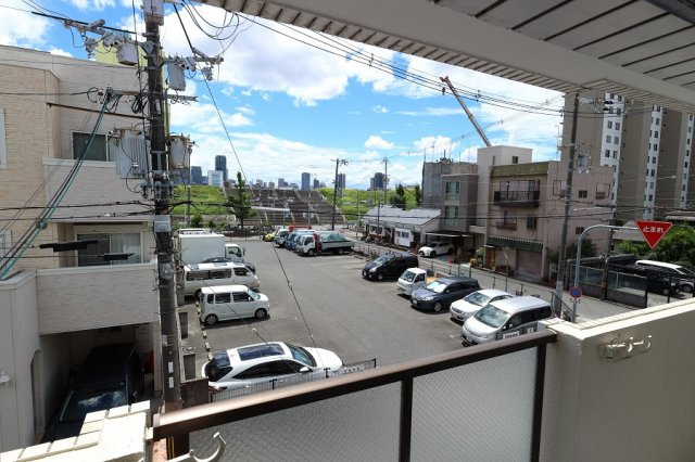 ドムール新北野の展望|ベランダ　淀川の堤防が見えます。