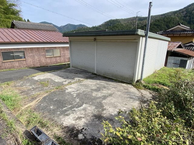 丹波市青垣町大稗の中古一戸建の駐車場