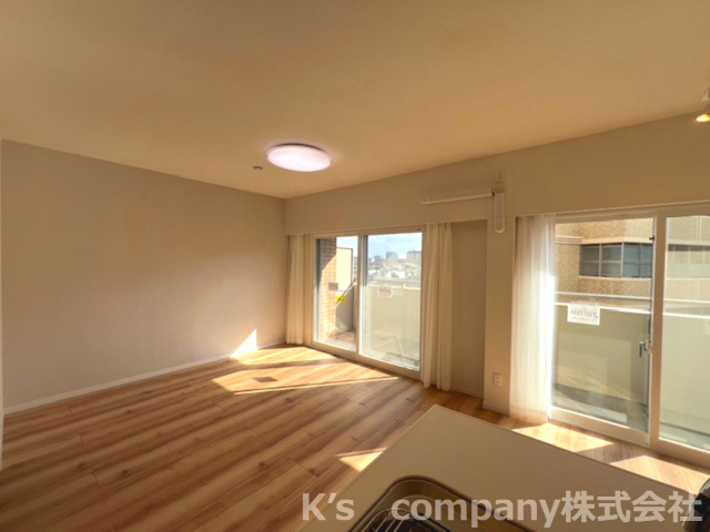藤沢市片瀬海岸3丁目　ヴィルヌーブ片瀬江ノ島マリンテラス　409号室の居間・リビング|大きな窓からは明るい陽射しが差し込みます☆