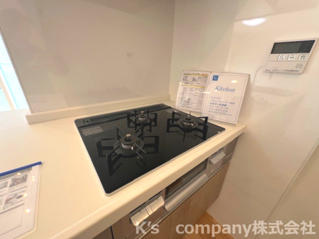 藤沢市片瀬海岸3丁目　ヴィルヌーブ片瀬江ノ島マリンテラス　409号室のキッチン|3口ガスコンロでお料理の幅も広がります♪