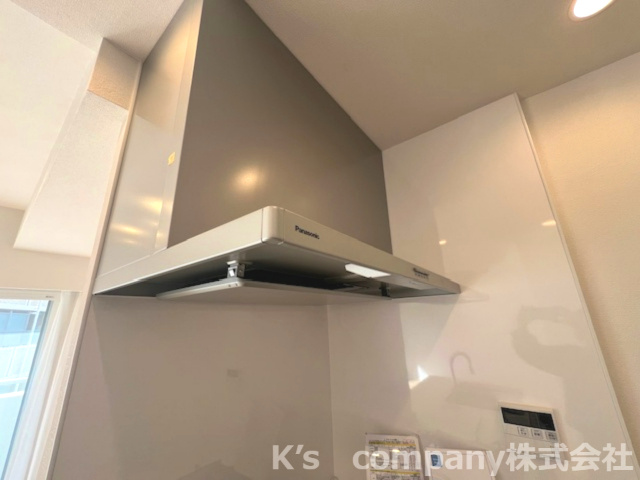 藤沢市片瀬海岸3丁目　ヴィルヌーブ片瀬江ノ島マリンテラス　409号室のキッチン|スマートなデザインの換気扇☆
