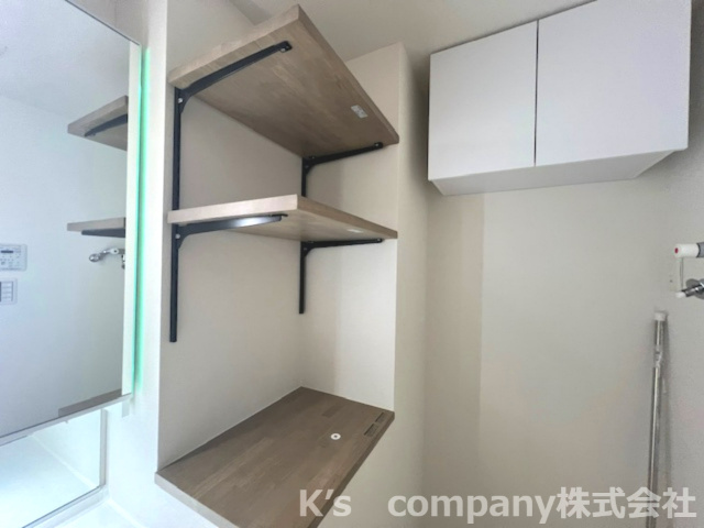 藤沢市片瀬海岸3丁目　ヴィルヌーブ片瀬江ノ島マリンテラス　409号室のランドリースペース|ランドリースペースも収納が充実しています☆