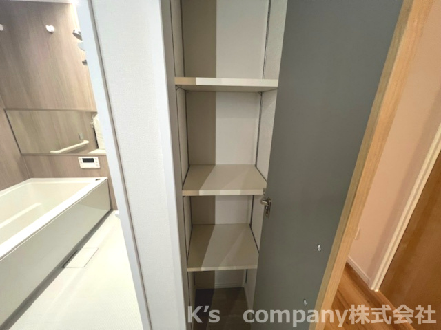 藤沢市片瀬海岸3丁目　ヴィルヌーブ片瀬江ノ島マリンテラス　409号室の収納|浴室横収納はリネン棚としても使用可能です☆