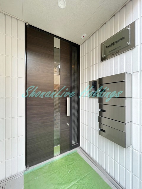 藤沢市鵠沼海岸２丁目のアパートのエントランス