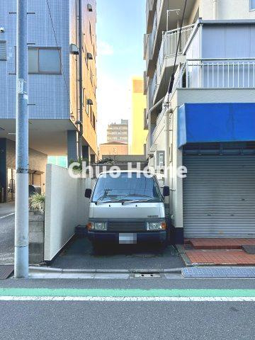 パラスト日暮里の駐車場|【敷地内駐車場】最新の空き状況や費用などの詳細は担当スタッフまでお問い合わせください。