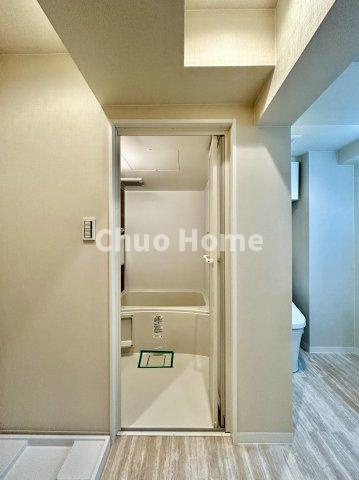 パラスト日暮里の脱衣所|【洗面所】明るい洗面所は朝をすっきりさせてくれる空間です。バタバタしている忙しい朝でも収納が多い洗面台では短い時間で効率良く支度ができます。