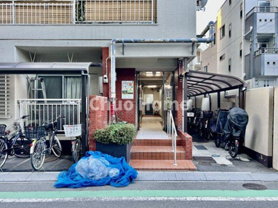 【エントランス】 | パラスト日暮里 | 【エントランス】マンションのエントランスは、その物件の印象を決める、顔とも言える場所です。毎日通る場所ですからきれいなのが一番です。