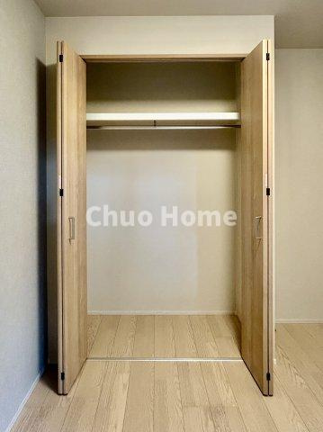 パラスト日暮里の収納|居室にはクローゼットを完備し、自由度の高い家具の配置が叶うシンプルな空間です。お子様の成長と必要になる子供部屋を与えるにはぴったりの間取りですね。