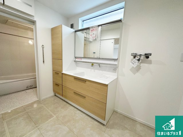 神戸市西区押部谷町木幡　新築一戸建ての独立洗面台|清潔感のある洗面台です。フラットな鏡は掃除がしやすく毎日清潔！鏡裏には収納があるのでスッキリとした洗面台が保てます。