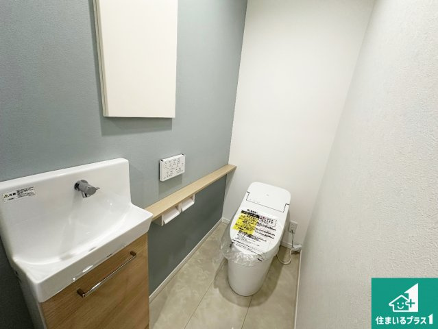 神戸市西区押部谷町木幡　新築一戸建てのトイレ|1・2階の2ヶ所にあるので、朝の忙しい時間の順番待ちもなく、深夜の利用にも大変便利です。