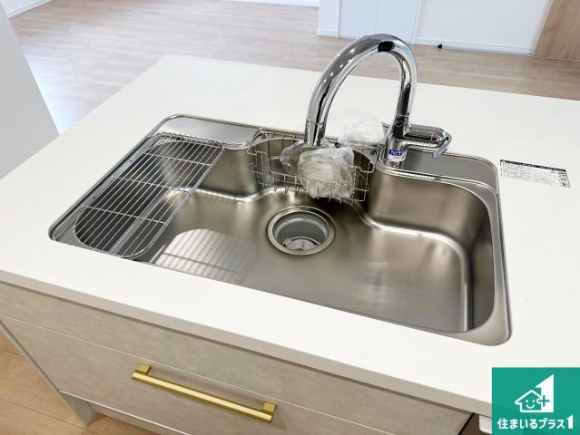 神戸市西区押部谷町木幡　新築一戸建ての独立洗面台|清潔感のある洗面台です。フラットな鏡は掃除がしやすく毎日清潔！ホースは引き出して使えるので洗顔やお掃除の際に便利です！