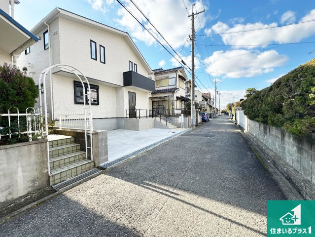 神戸市西区押部谷町木幡　新築一戸建ての前面道路含む現地写真|周辺は閑静な住宅街！前面道路広々で車の出し入れも便利です。駐車が苦手な方でも安心して車庫入れできます！