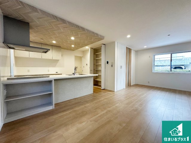 神戸市西区押部谷町木幡　新築一戸建ての居間・リビング|日当たり良好の明るいリビングで朝の目覚めもスッキリできそう！対面キッチンでご家族のコミュニケーションも自然と増える設計！小さなお子様が遊ぶスペースを作っても広々とくつろげるLDK！