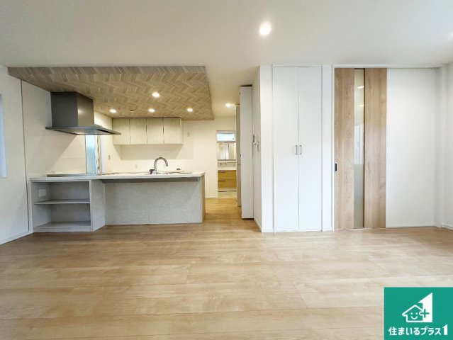 神戸市西区押部谷町木幡　新築一戸建ての居間・リビング|日当たり良好の明るいリビングで朝の目覚めもスッキリできそう！対面キッチンでご家族のコミュニケーションも自然と増える設計！小さなお子様が遊ぶスペースを作っても広々とくつろげるLDK！