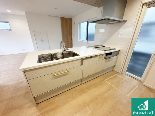 神戸市西区押部谷町木幡　新築一戸建てのキッチン|子供を見守りながらお料理が出来るため家族のコミュニケーションか増えます♪スペースが広く確保されている為お子様が大きくなったときは一緒に料理を楽しめます♪