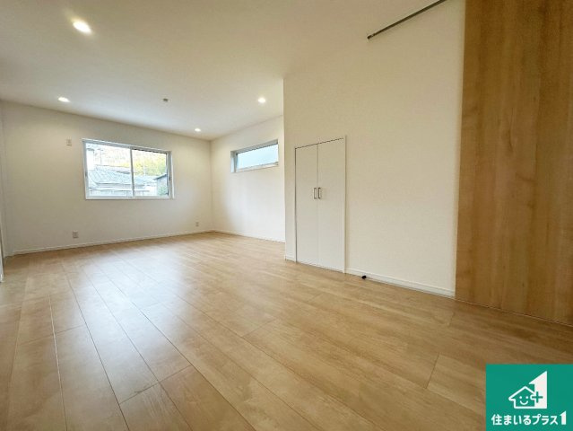 神戸市西区押部谷町木幡　新築一戸建ての居間・リビング|明るいリビングで朝の目覚めもスッキリできそう！対面キッチンでご家族のコミュニケーションも自然と増える設計！小さなお子様が遊ぶスペースを作っても広々とくつろげるLDK！