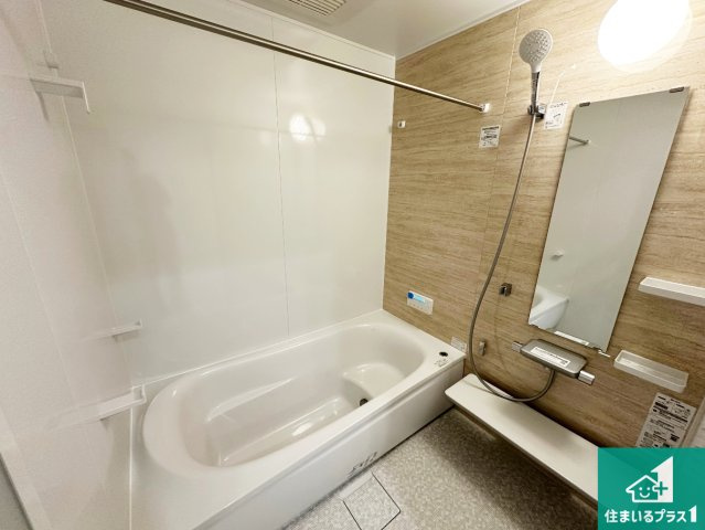 神戸市西区押部谷町木幡　新築一戸建ての浴室|足をゆったり伸ばして寛げる浴槽です。窓が設けられていますので差し込む光が明るく穏やかな雰囲気にしてくれます♪浴室乾燥機も設置しているので、雨の日の洗濯物も安心です♪