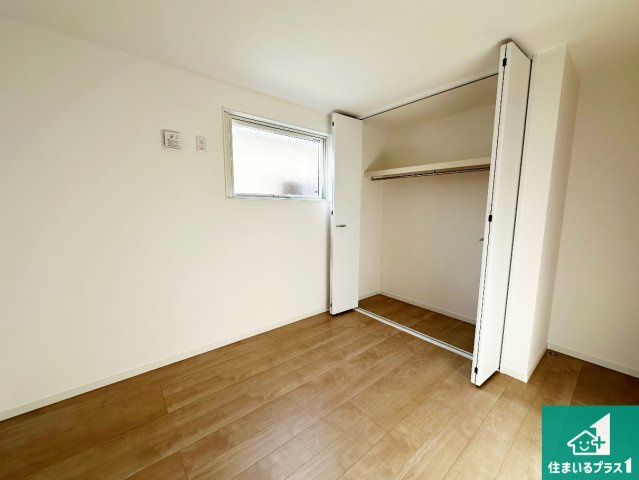 神戸市西区押部谷町木幡　新築一戸建ての洋室|寝室は心地よい眠りについてもらいたくて、シンプルかつ開放的な空間な設計にしています！大きな窓から差し込む日が心地いいです♪