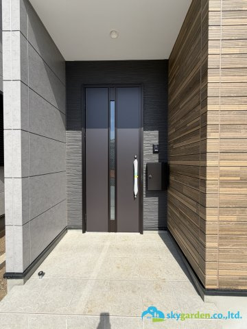 平塚市御殿2期　新築戸建　全5棟1号棟の玄関