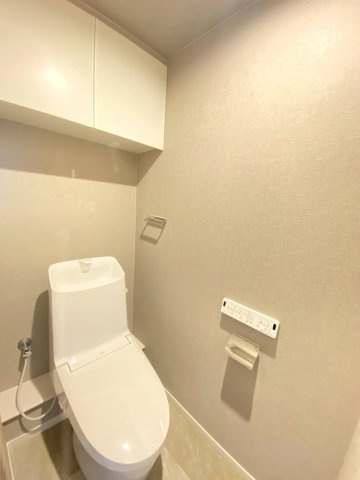 サーパスシティ西院日照町のトイレ|現地2026年1月撮影
トイレ新調済みです。上部に収納あります。