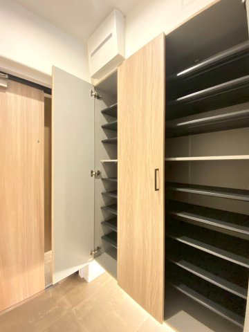 サーパスシティ西院日照町の玄関|シューズボックスは扉が3面有り、充実しております。