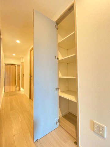 サーパスシティ西院日照町の収納|廊下収納有り。各居室、水回り、玄関の中間に有り家族全員が使いやすい共有収納。リビングに置きがちな日用品を廊下収納に集約出来ます。