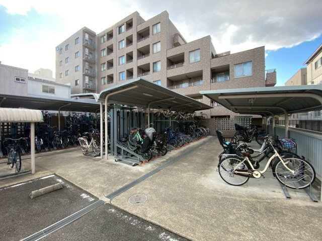 サーパスシティ西院日照町の駐輪場|共用部
駐輪場も充実の270台、バイク置場は24台（※空き状況は要確認）